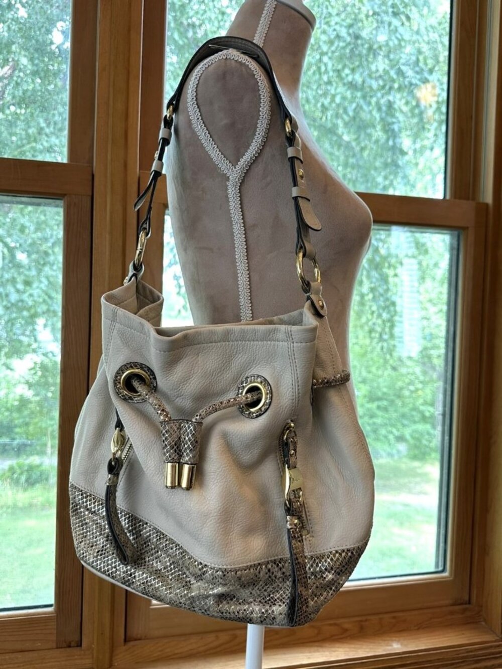 B Makowsky Ivory Leather Metallic Snake Drawstring Bucket Hobo Shoulder Bag